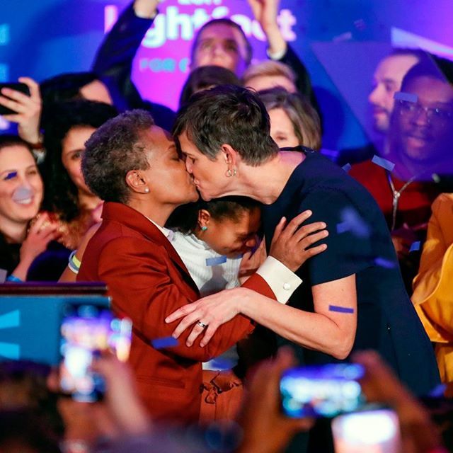 Corriere's tweet photo. Lori Lightfoot, prima afro-americana e prima persona dichiaratamente omosessuale a diventare sindaca di Chicago, bacia la moglie Amy Eshleman (a destra) durante la notte elettorale. «Insieme - sono state le prime parole della sindaca - possiamo e vogliam… https://t.co/rI5mlwmAHK https://t.co/oOVr6aDKgB