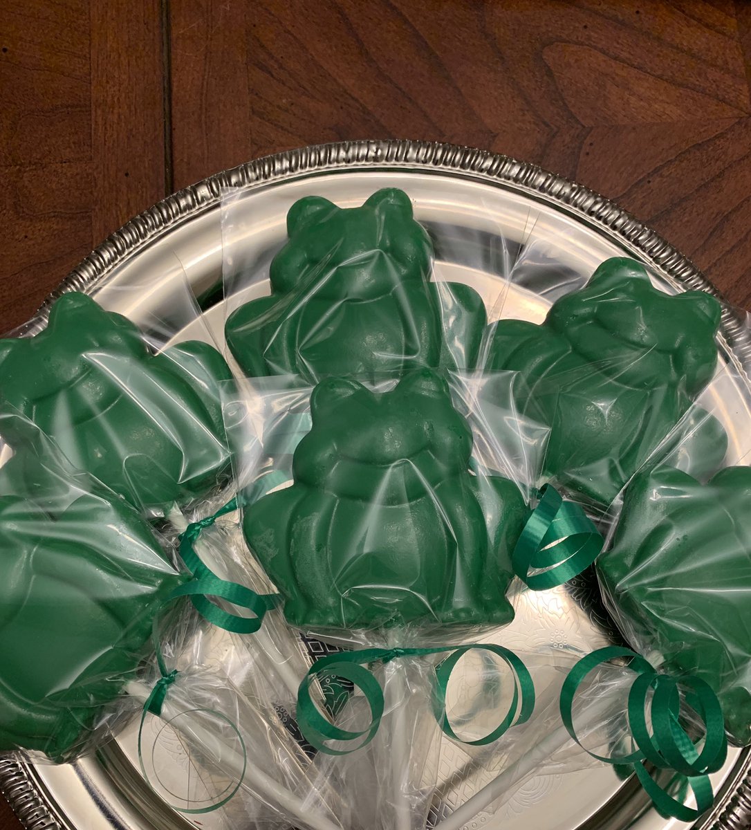 DippStixxSweet's tweet photo. These frogs are hopping on a plane to NY. #frogs #chocolatefrogs #frogfavors #frogtreats #froggifts #desserttable https://t.co/ffZuJuhe2x