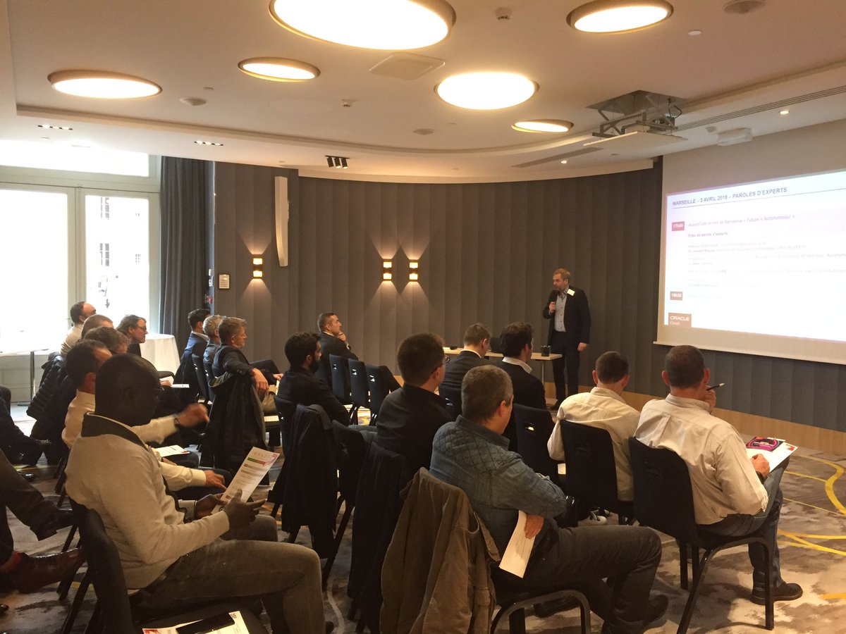VirginieJollois's tweet photo. Les Régionales Oracle sur Marseille - @jchagnoux on stage ´ et des clients et partenaires qui sont au rdv 👍
💡 #RegionalesOracle #TransformationDigitale #AutonomousDB #OracleCloud https://t.co/30cU7i7xS9