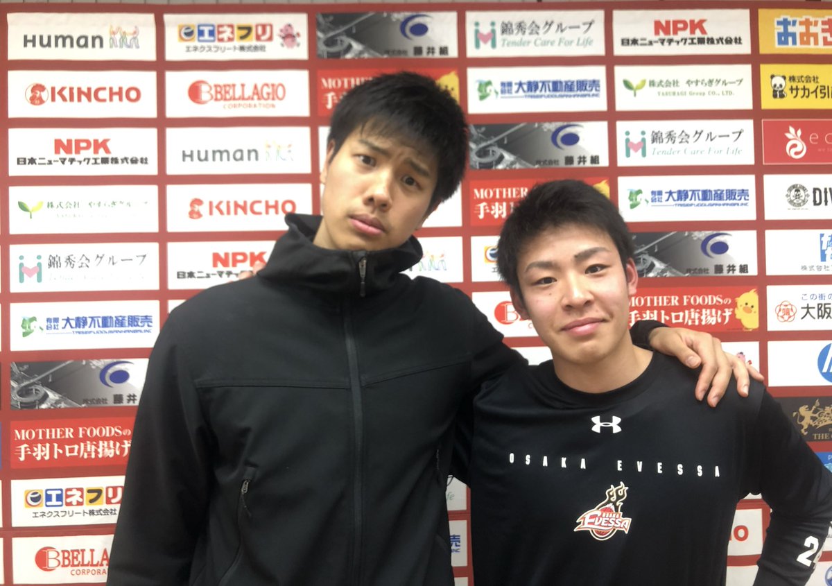 osakaevessa's tweet photo. 4/3の試合を最後にチームを退団し、大学の活動に戻る #吉井裕鷹 選手と #佐々木隆成 選手。共に戦ってくれたことへの感謝の気持ちと今後の活躍を願ってエールを送りたいと思います‼️いつも2選手を応援してくださった皆さんもありがとうございました🏀
#大阪エヴェッサ #FightTogether #最後にパシャり https://t.co/BzspRO2reB