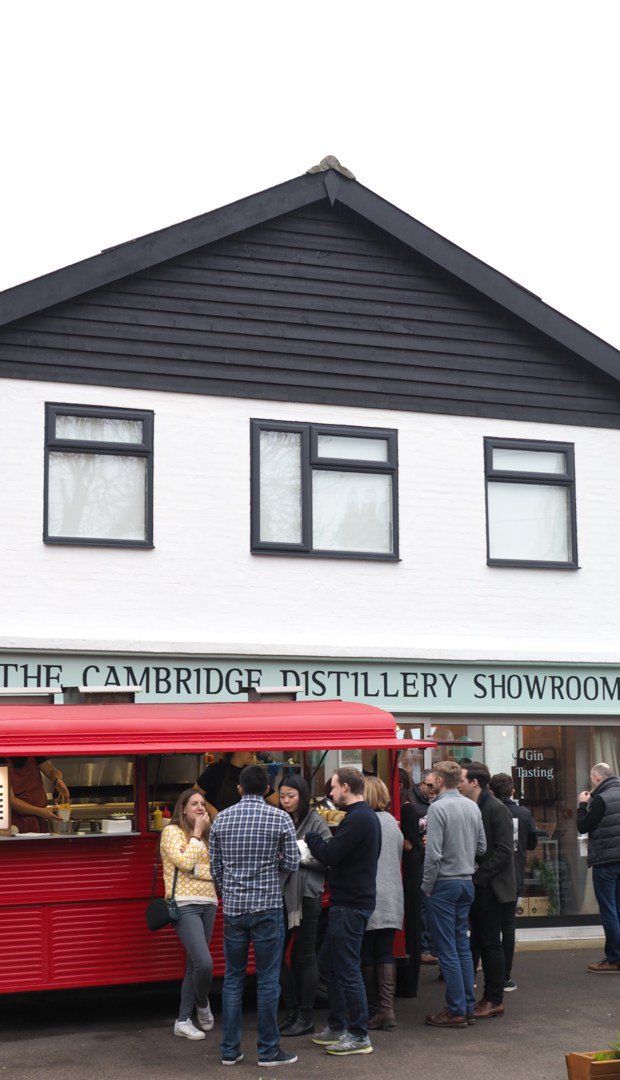 CambridgeGin's tweet image. You are cordially invited to join us from 1:30pm on Sunday to cheer on @CUBCsquad and celebrate our Distillery's birthday! @steakandhonour will be serving up sensational burgers – perfect with a Cambridge Dry &amp;amp; tonic. Don your best Blues and we'll see you there... #GDBO