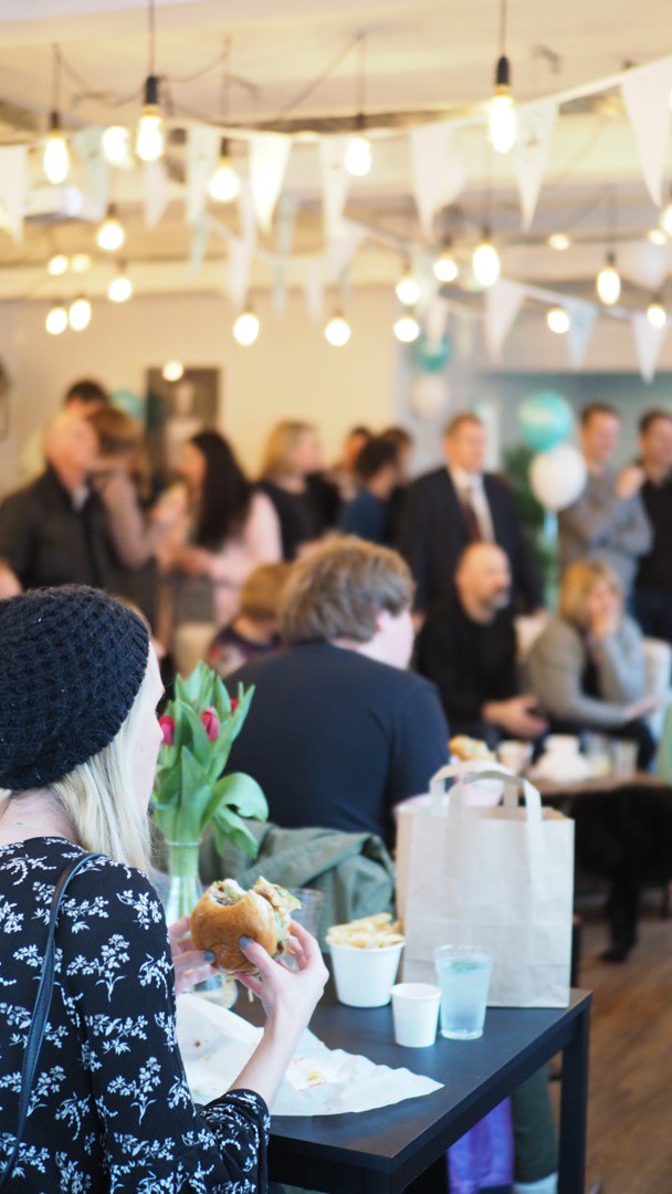 CambridgeGin's tweet image. You are cordially invited to join us from 1:30pm on Sunday to cheer on @CUBCsquad and celebrate our Distillery's birthday! @steakandhonour will be serving up sensational burgers – perfect with a Cambridge Dry &amp;amp; tonic. Don your best Blues and we'll see you there... #GDBO