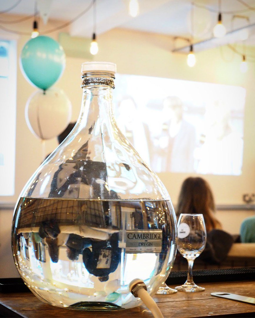 CambridgeGin's tweet image. You are cordially invited to join us from 1:30pm on Sunday to cheer on @CUBCsquad and celebrate our Distillery's birthday! @steakandhonour will be serving up sensational burgers – perfect with a Cambridge Dry &amp;amp; tonic. Don your best Blues and we'll see you there... #GDBO