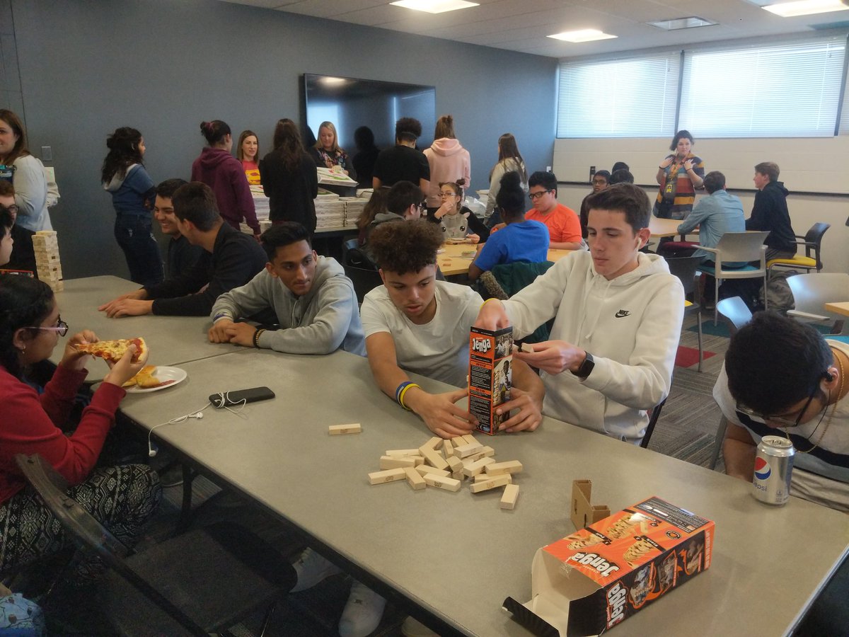 SaxonActivities's tweet photo. Teamwork at SHS!  Autism Acceptance week!  #WeAreSHS #shsaccepts @Siegie_Saxon https://t.co/StpqjBTqPf