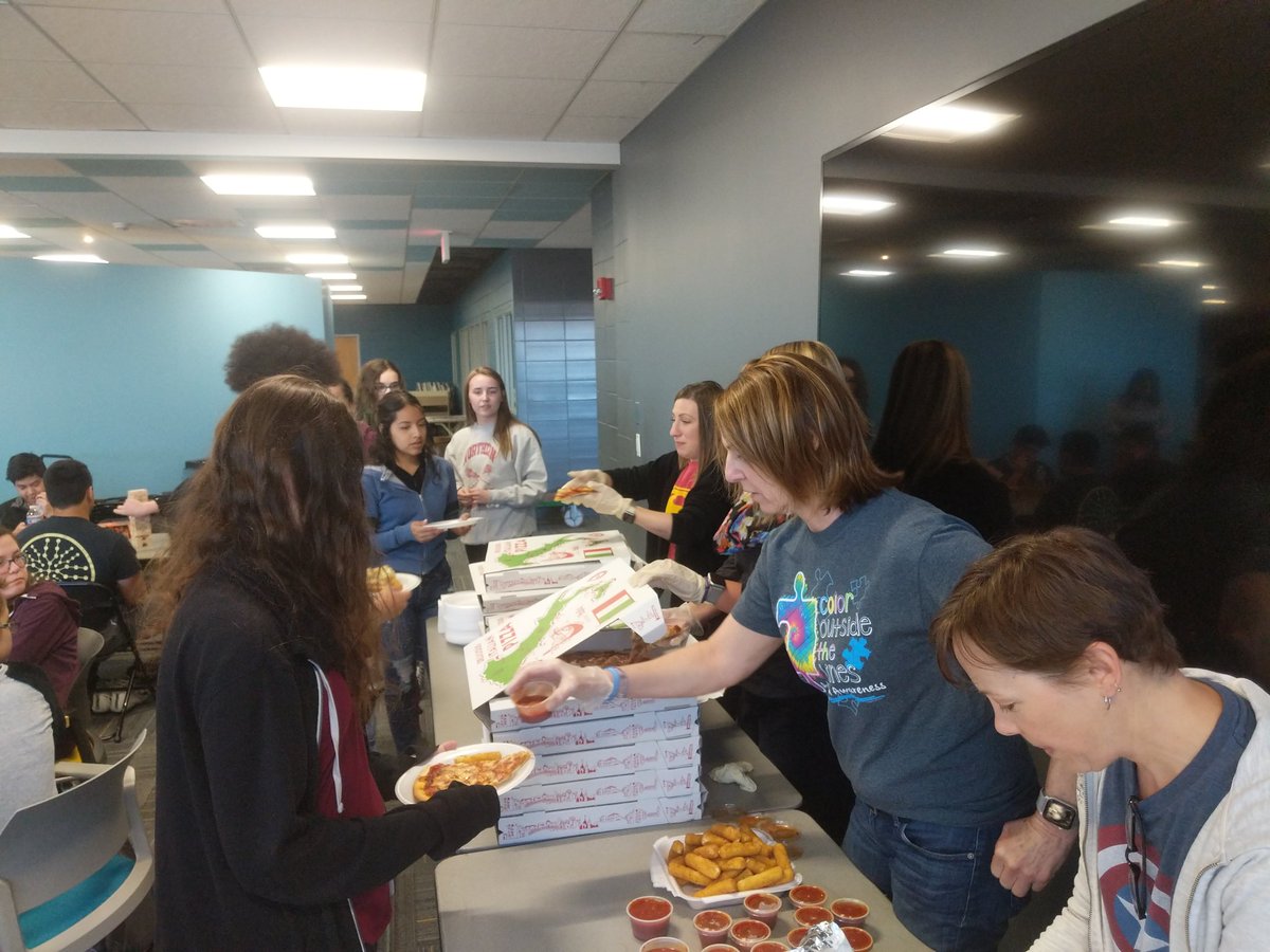 SaxonActivities's tweet photo. Teamwork at SHS!  Autism Acceptance week!  #WeAreSHS #shsaccepts @Siegie_Saxon https://t.co/StpqjBTqPf
