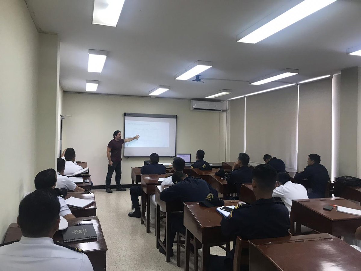 armada_ecuador's tweet photo. #Guayaquil| Estrecha colaboración entre #GuardacostasEc @armada_ecuador y la Subsecretaría de Acuacultura y Pesca @IndustriasEc con relación a:
1. Operativos de Control
2. Guías de remisión
3. Diferencias entre camarón de cultivo con el de mar.
Para los controles en el Golfo. https://t.co/dblrbumfdo