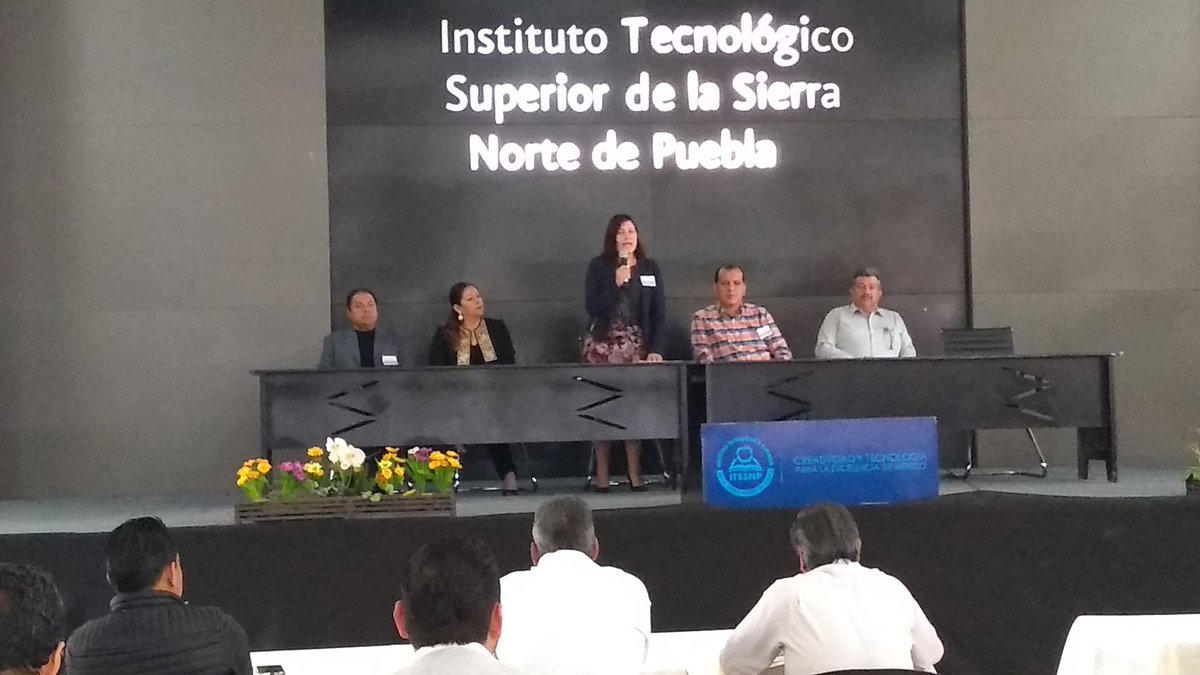 La Maestra Caludia Susana Luna Salgado Directora General de Desarrollo Educativo inaugura los trabajos del Taller Regional "Construyendo Estrategias de Intervención para el Desarrollo Educativo". Al evento asisten Autoridades Educativas Municipales, Presidentes y Regidores.