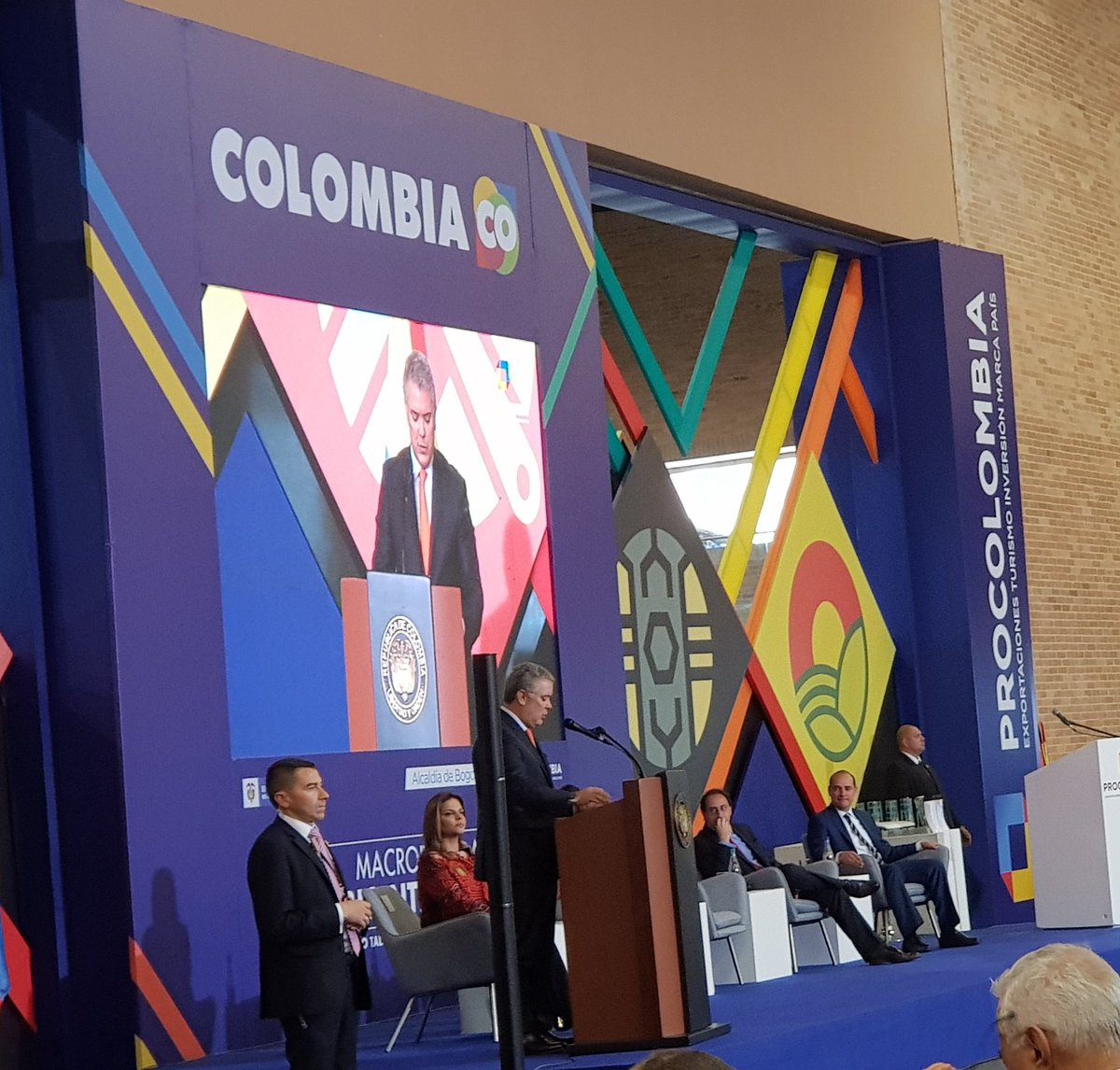 Jenn_pineda's tweet photo. Hoy desde @MincomercioCo y @Col_Productiva lanzamos la plataforma https://t.co/gFoHvf9YnH red empresarial para conectar proveedores y compradores para facilitar el comercio en Colombia, junto con la experiencia del @el_BID y @PROPAIS. #MCRBicentenario https://t.co/K0Xuc7zGgo