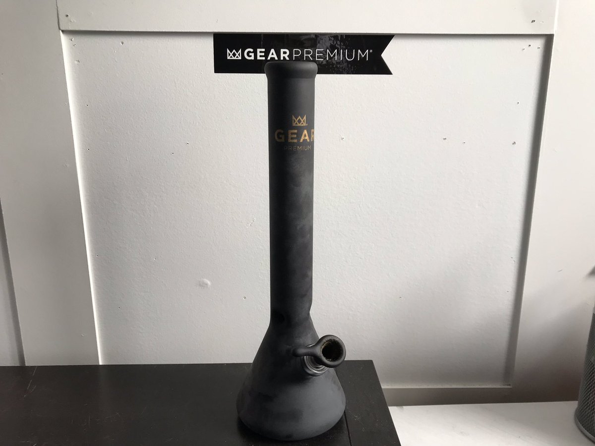 kamryn_simard's tweet photo. Matte black like my soul @gearglass #idhitthat #gearpremium https://t.co/1bYOxomuYY