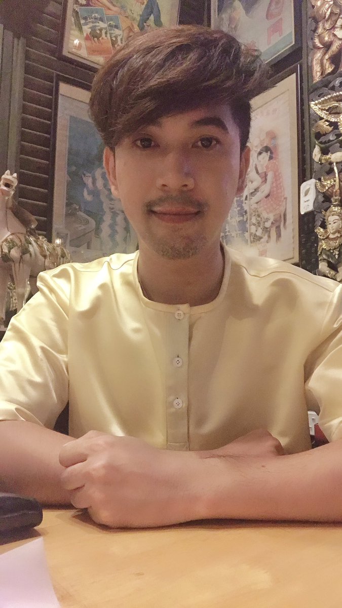SolyforHong's tweet photo. កម្រ​បាន​ស្លៀកពាក់​សំលៀកបំពាក់​ឈុត​ប្រពៃណី​ខ្មែរ​បូរាណ​ចឹង​ណាស់! ចឹងហេីយគឺចុចថតរហូតហ្មង....​ 😂😅❤️️🇰🇭

#F4R
#នៅមានទៀតណាបាទ​ 😁 https://t.co/FD4MYUz3AR