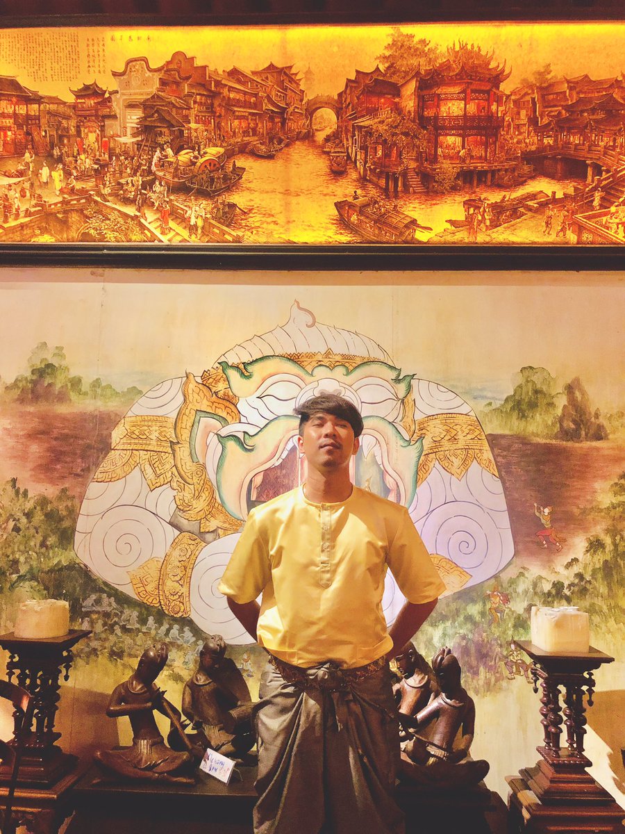 SolyforHong's tweet photo. កម្រ​បាន​ស្លៀកពាក់​សំលៀកបំពាក់​ឈុត​ប្រពៃណី​ខ្មែរ​បូរាណ​ចឹង​ណាស់! ចឹងហេីយគឺចុចថតរហូតហ្មង....​ 😂😅❤️️🇰🇭

#F4R
#នៅមានទៀតណាបាទ​ 😁 https://t.co/FD4MYUz3AR