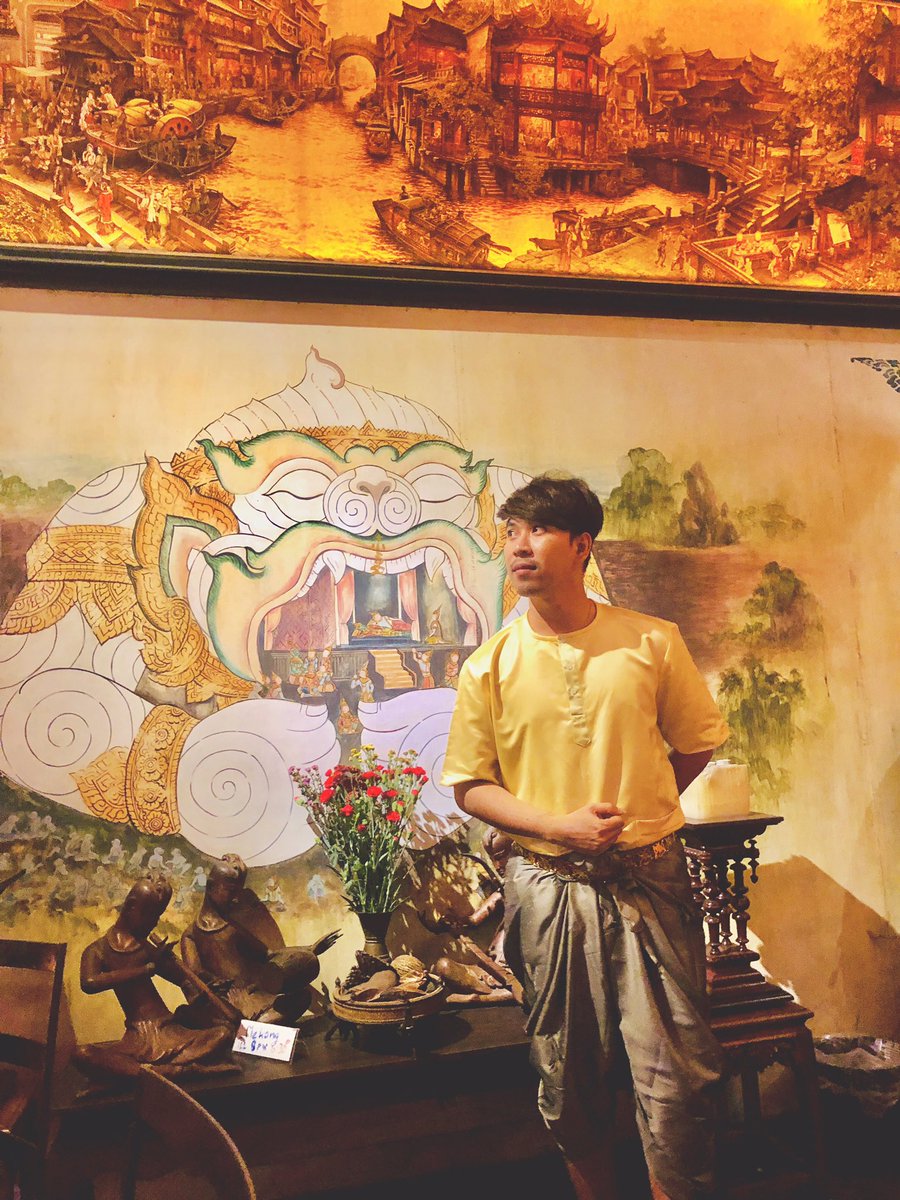 SolyforHong's tweet photo. កម្រ​បាន​ស្លៀកពាក់​សំលៀកបំពាក់​ឈុត​ប្រពៃណី​ខ្មែរ​បូរាណ​ចឹង​ណាស់! ចឹងហេីយគឺចុចថតរហូតហ្មង....​ 😂😅❤️️🇰🇭

#F4R
#នៅមានទៀតណាបាទ​ 😁 https://t.co/FD4MYUz3AR