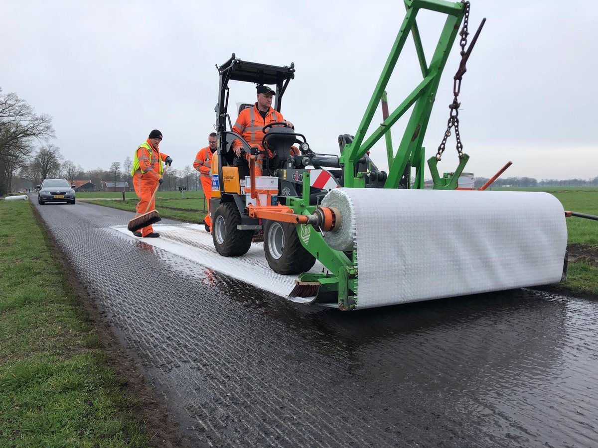 Het is voorjaar. Wij mogen weer buiten aan de slag. Vandaag voor Strukton onze Polyfelt PGM-G 100-100 aangebracht. #duurzamemobiliteit #Polyfelt