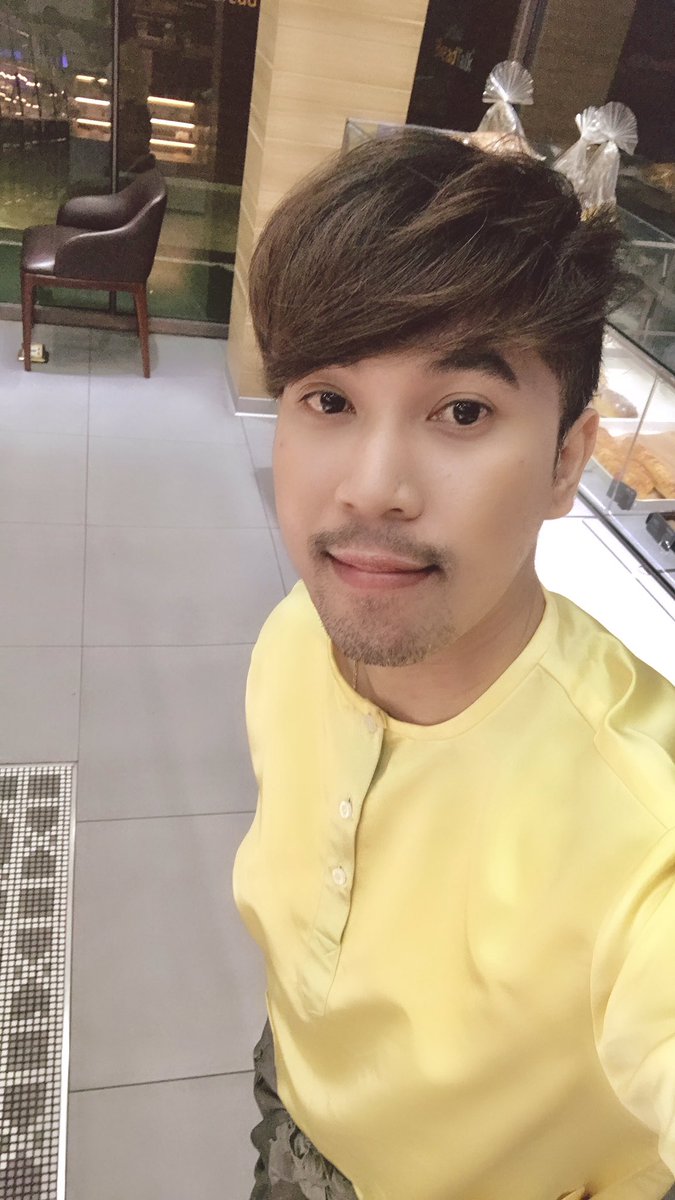 SolyforHong's tweet photo. កម្រ​បាន​ស្លៀកពាក់​សំលៀកបំពាក់​ឈុត​ប្រពៃណី​ខ្មែរ​បូរាណ​ចឹង​ណាស់! ចឹងហេីយគឺចុចថតរហូតហ្មង....​ 😂😅❤️️🇰🇭

#F4R
#នៅមានទៀតណាបាទ​ 😁 https://t.co/jJynlHDisd
