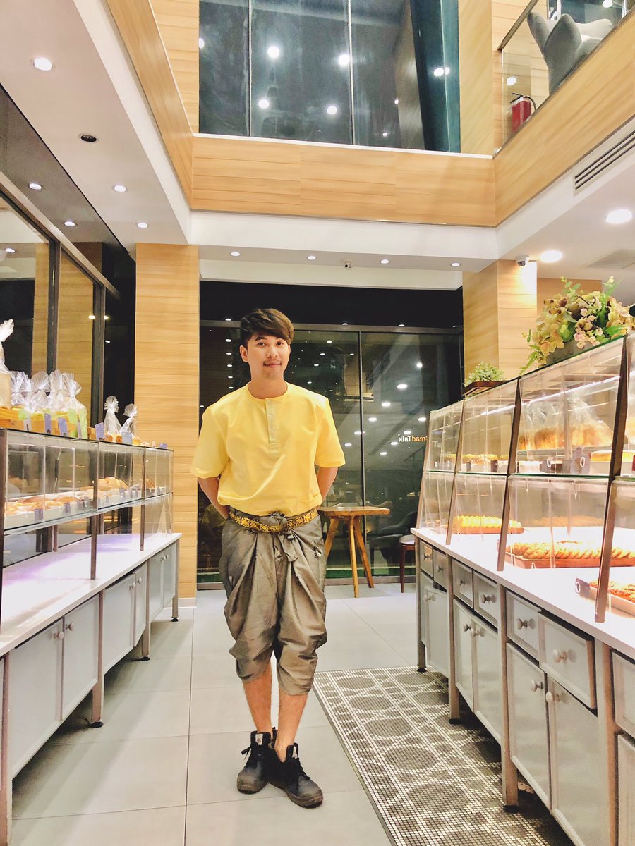 SolyforHong's tweet photo. កម្រ​បាន​ស្លៀកពាក់​សំលៀកបំពាក់​ឈុត​ប្រពៃណី​ខ្មែរ​បូរាណ​ចឹង​ណាស់! ចឹងហេីយគឺចុចថតរហូតហ្មង....​ 😂😅❤️️🇰🇭

#F4R
#នៅមានទៀតណាបាទ​ 😁 https://t.co/jJynlHDisd