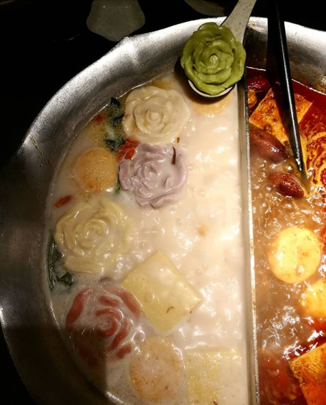 eslinchina's tweet photo. This extremely popular Chinese dish comes in all different flavours, but this is the first time we've seen such an arty take on it! What's the most unique hotpot flavour you've tried? #chinesefood https://t.co/ORDlD9TsNE