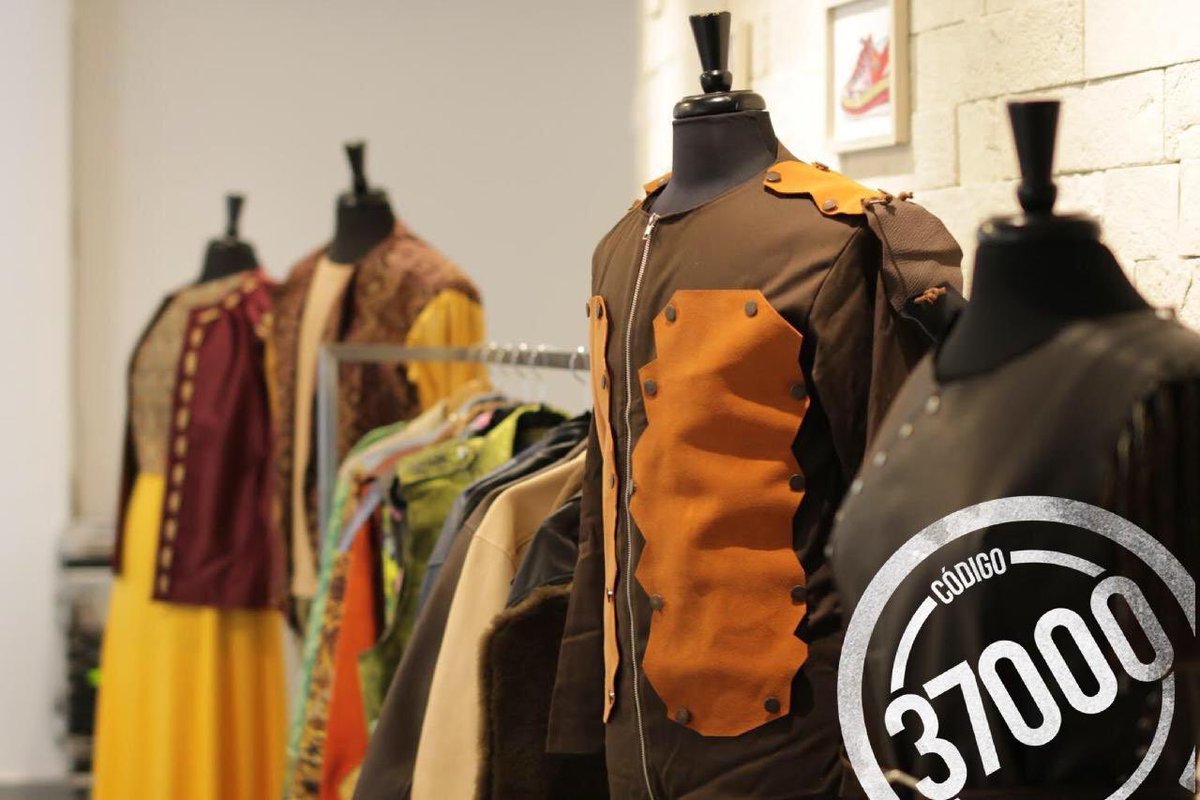 Codigo37000's tweet photo. #Entérate Visitamos a Héctor Jáuregui, Gerente de Laboratorio Moda @APIMEX_ORG ,espacio donde podrás conocer,entre muchas cosas más, las tendencias y bloques de consumo para cada temporada.
👉🏻 https://t.co/9c9WnpHO2k
#FashionExperience
#NuestraIdentidadEs37000
#ModaYNegocios https://t.co/XeAi1qB492