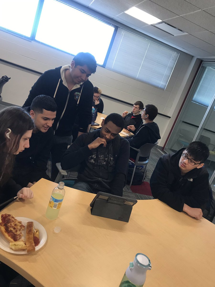 MrsPhillips_SHS's tweet photo. Great things happen when people live from the heart 💙 Thank you so much @CoachSchloemer and her students for our pizza party!!! #businessmanagement #shsaccepts https://t.co/EsBZFHsupq