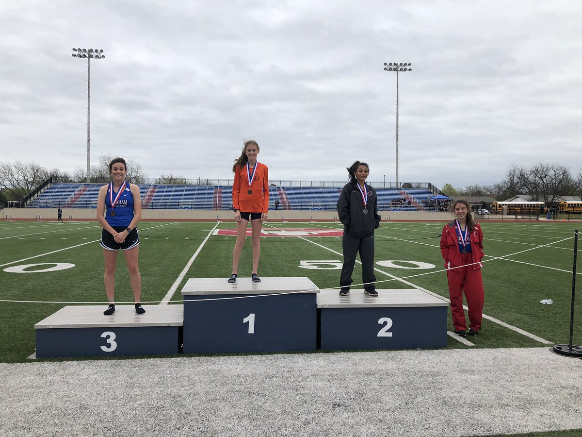 LadyDogPride's tweet photo. Punched her ticket to area and is carrying the torch. 3200m champion, Jaden Kindt! #gottawearshades #distancetradition #LadyDogPride https://t.co/riw4CD9lTz