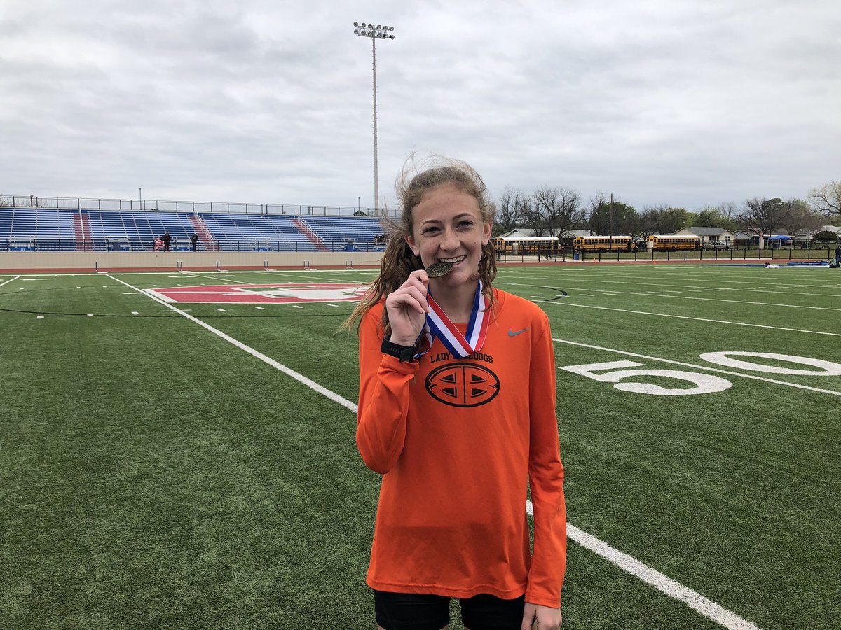 LadyDogPride's tweet photo. Punched her ticket to area and is carrying the torch. 3200m champion, Jaden Kindt! #gottawearshades #distancetradition #LadyDogPride https://t.co/riw4CD9lTz