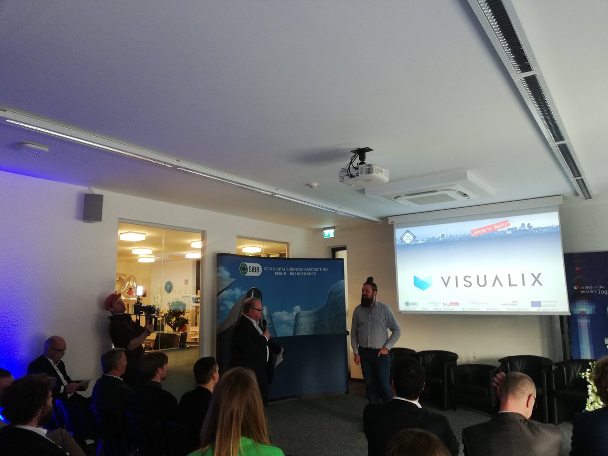 HackelStefan's tweet image. Der @SenWiEnBe-Referent @mpempi hält die Laudatio für den #DeepTechAward-Preisträger @VisualixGmbH.