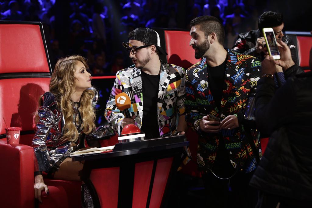 Keunam_'s tweet photo. AVISO. Esta noche junto a @hermoti seguiremos comentando en directo en el instagram de @LaVozAntena3  la SEMIFINAL desde plató durante cada publicidad. Momentos con el público, coaches, ¡De to! #LaVozAntena3 #Lavozsemifinal Foto de @Rober_tailor 📸 https://t.co/jRnynKI2R8