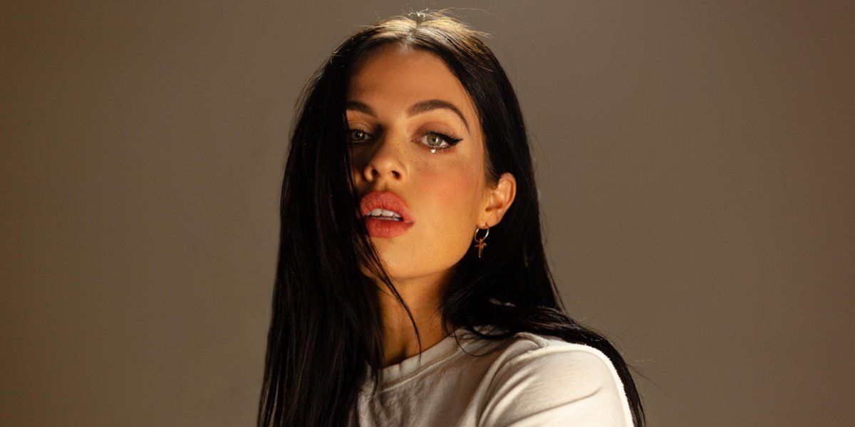 wonderlandmag's tweet photo. Viral singer @KelsyKarter talks Harry Styles tattoo backlash and her angsty new track “What U”⚡️💸 https://t.co/jgXSAk8aFQ https://t.co/bTPyjmGRdJ