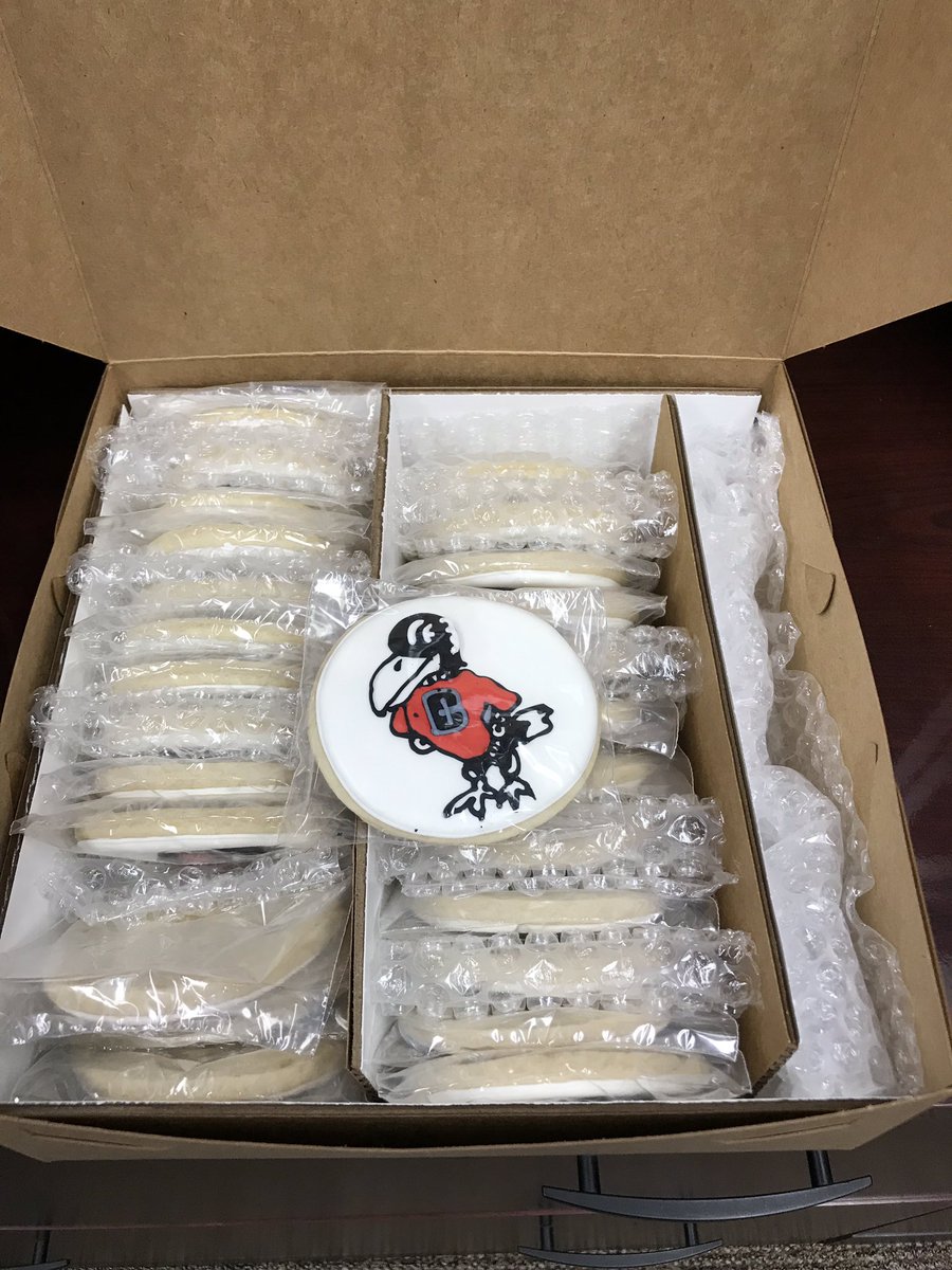 RavenMBB's tweet photo. Wow! Huge Thank you to @ShotTracker for the custom cookies and note of thanks. We say Thank You! You helped us have a great season. Your tech makes us better. We are already using it to get better for next year! #springdiet #welovecookies #statsdonlie https://t.co/4N2lj19TIE