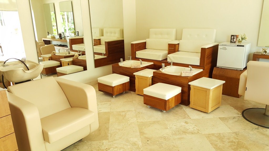 SunscapeDorado's tweet photo. Your hands and feet deserve a little pampering. Prepare your body to receive the benefits of the variety of treatments from our #SunscapeSpa by @Pevonia. Book in advance at  spa.sudix@sunscaperesorts.com | (755) 553 2025 ext. 2262 #WellnessWednesday https://t.co/QQqFysp65t
