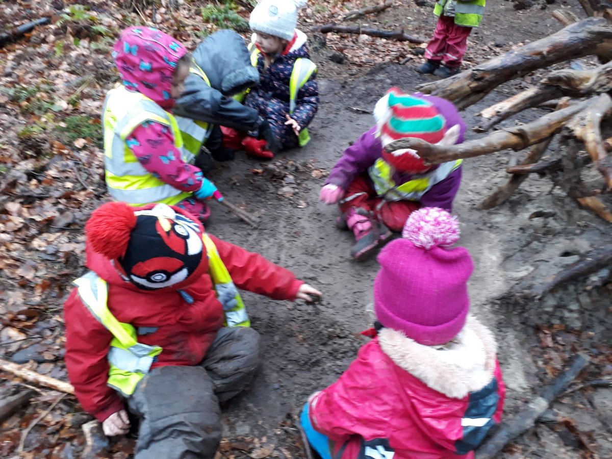 LadybankPS's tweet photo. It may have been #dreich but the learning was still rich! Nursery boys and girls were making mud cakes, rolling down the hill and throwing stones in the water today at the woods! #learningoutside #buildingresilience #buildingimagination #skillsforlearninglifeandwork โค๏ธ https://t.co/5LATxs7nhQ