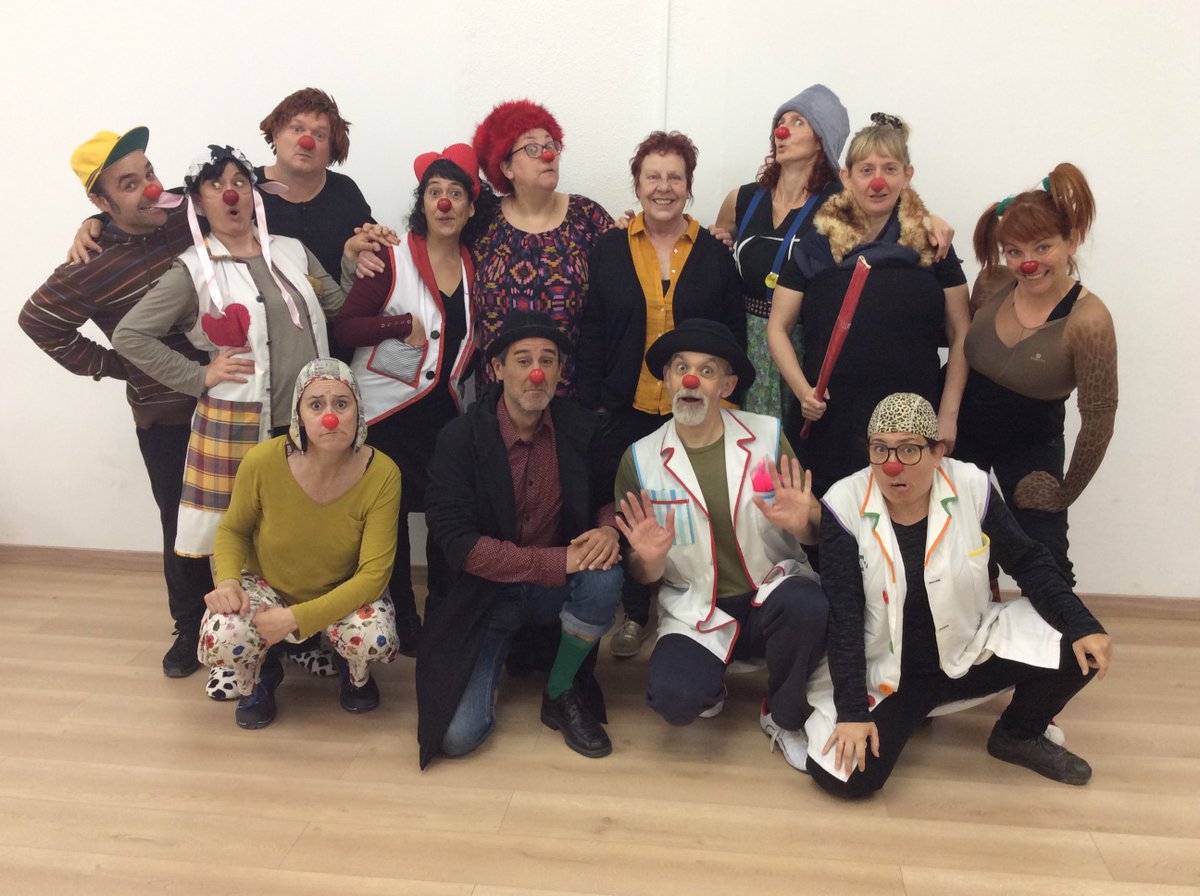 payasospital's tweet photo. Semana de formación intensiva en @payasospital: el equipo artístico asiste al taller "Creación de números #clown en dúo" impartido por la directora francesa, actriz y experta en improvisación escénica Luisa Gaillard Sánchez. https://t.co/TZ4te13QVe