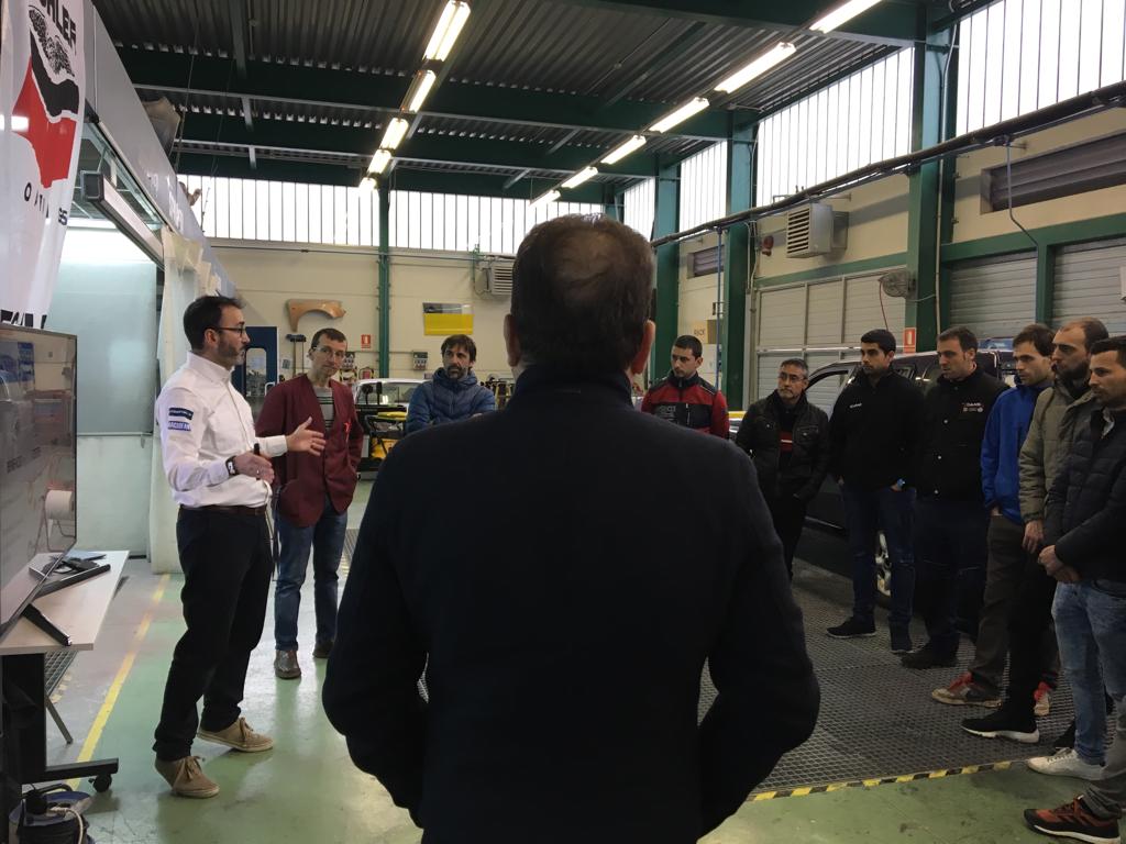 Automozioa_db's tweet photo. Curso sobre nuevos productos #lechler a comerciales y pintores de #euskadi y #navarra en nuestras instalaciones organizado por #seicar #productosparacarroceria #pintura #barniz #acabadoespejo @digilizar @jlperez5 #aparejo @FPdbosco @jarevalo_FP @FPeuskadi https://t.co/qGbVMAeqgJ
