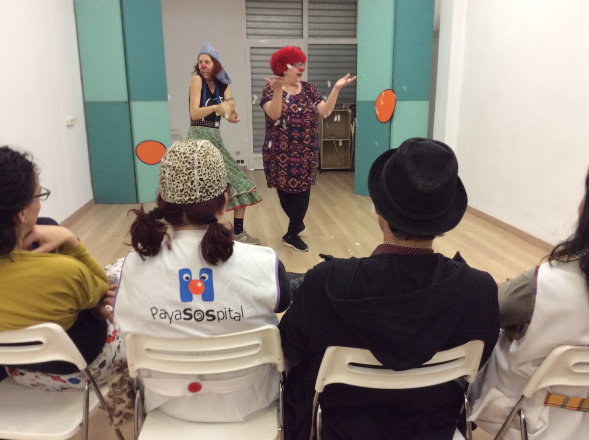 payasospital's tweet photo. Semana de formación intensiva en @payasospital: el equipo artístico asiste al taller "Creación de números #clown en dúo" impartido por la directora francesa, actriz y experta en improvisación escénica Luisa Gaillard Sánchez. https://t.co/TZ4te13QVe