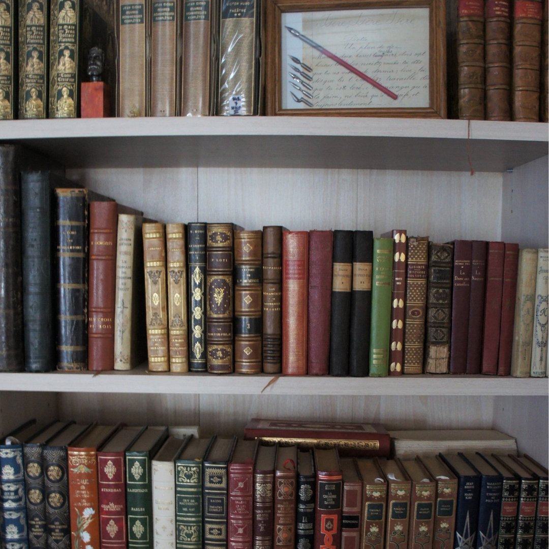 LDemodes's tweet image. Ouvrir un livre imprimé à l'époque de #Molière, feuilleter une édition du Petit Prince de 1947, parcourir un recueil de nouvelles de #Maupassant illustré dans les années 1930,...à chaque fois ces vieux #bouquins provoquent chez moi une vraie émotion...📘#mabibliothèque #oldbook