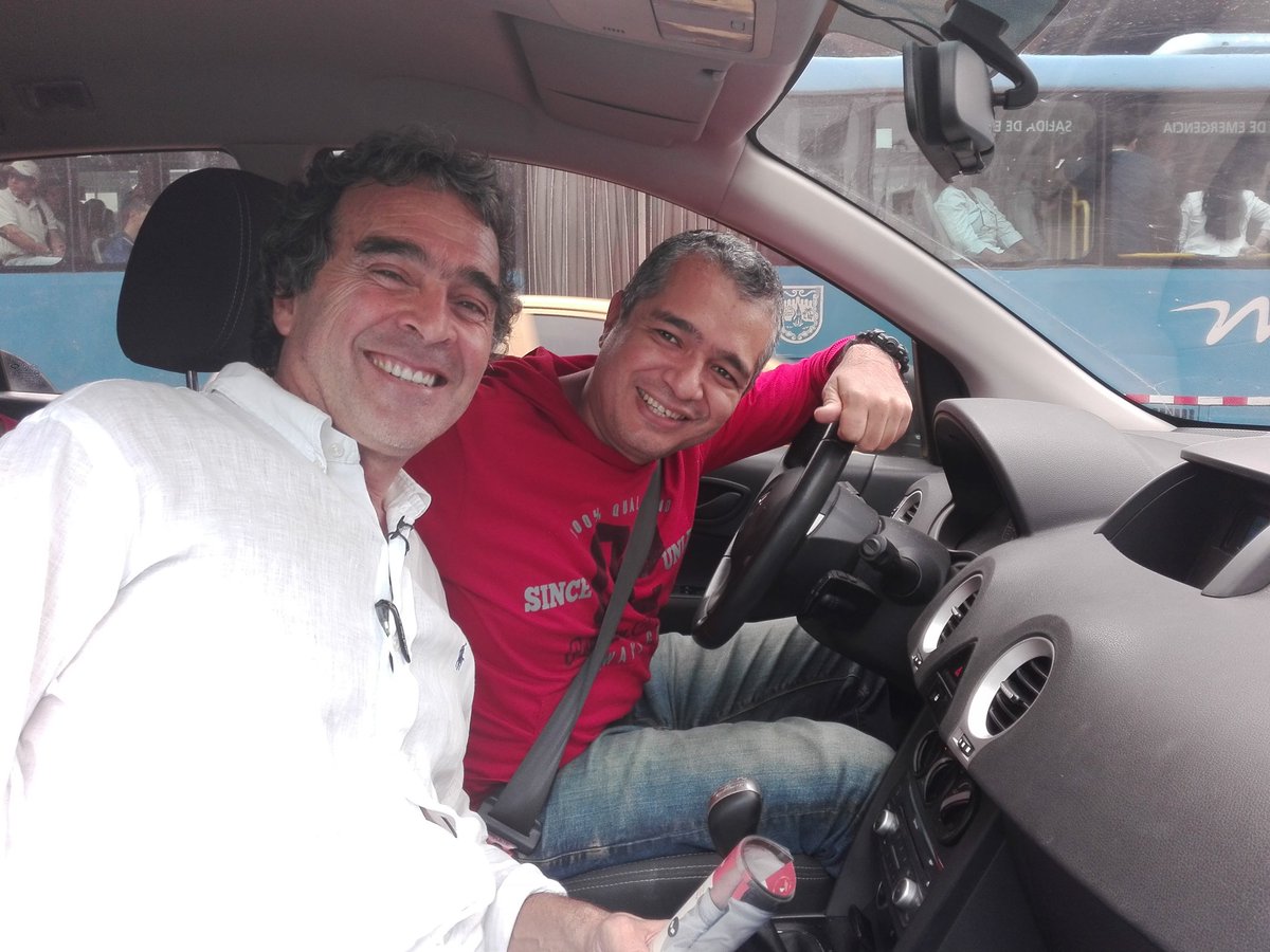 LAMONJACALI's tweet photo. Bendita!! Me encontré en calle de la parroquia #Calico a @sergio_fajardo #encampañado con @alejoeder @AlcaldiaDeCali. @CaliSosVos @Noti90Minutos @olucri #Fajardo uno de mis imitables. @bladimirvidal1 https://t.co/7dmc3ybPbX