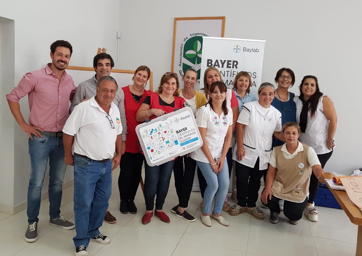 FlorStockerRSE's tweet photo. #Baylab en Venado Tuerto junto al programa 🔎🔬 #CientíficosDelMañana  Hoy capacitando a docentes de 13 escuelas primarias en el uso del Kit de Ciencias Naturales 🌎 Infinitas gracias a @zelanovich y @_gabigiusti por su compromiso y apoyo 👏👏 
@BayerConoSur https://t.co/oUdzsbaycV