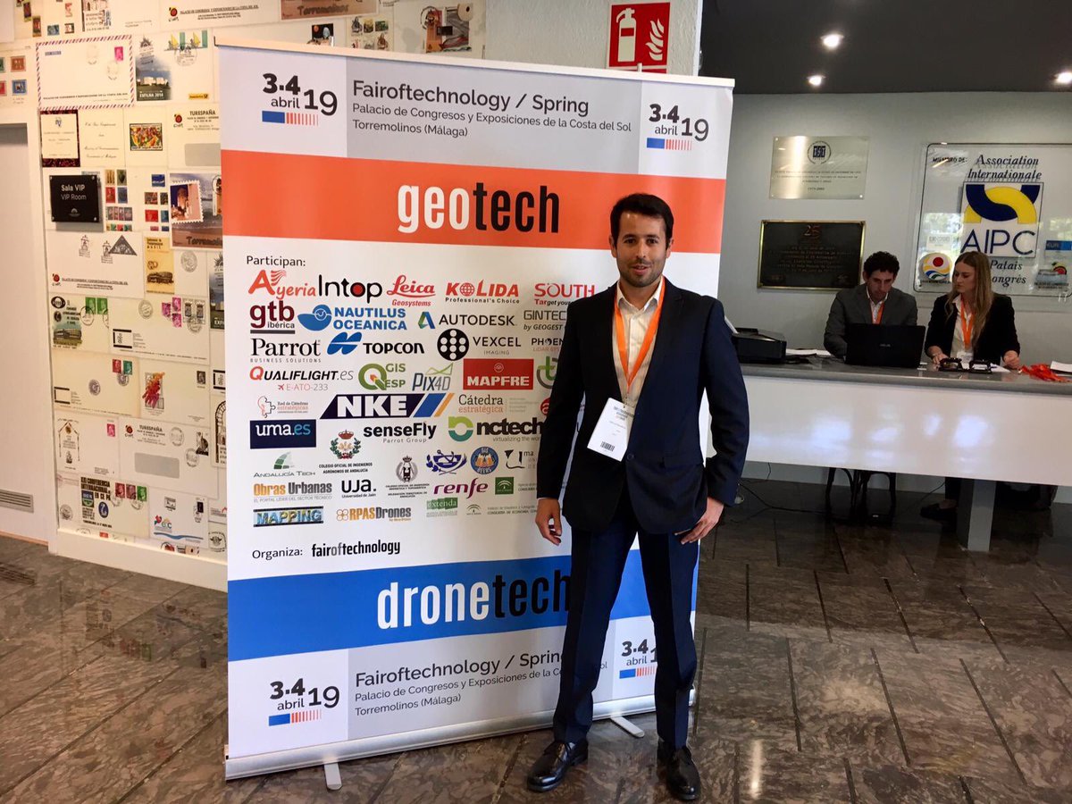 ENAIRE's tweet photo. 🗣 José Luis Moratinos, de Coordinación Operativa de Espacio Aéreo de @ENAIRE, explica en #Dronetech @dronetech_fair los procedimientos y trabajo que realizamos para una integración segura de #drones con otras aeronaves https://t.co/z8nCBc7FAs 🗺 #SafetyFirst #RPAS https://t.co/tXzZDIZKQT