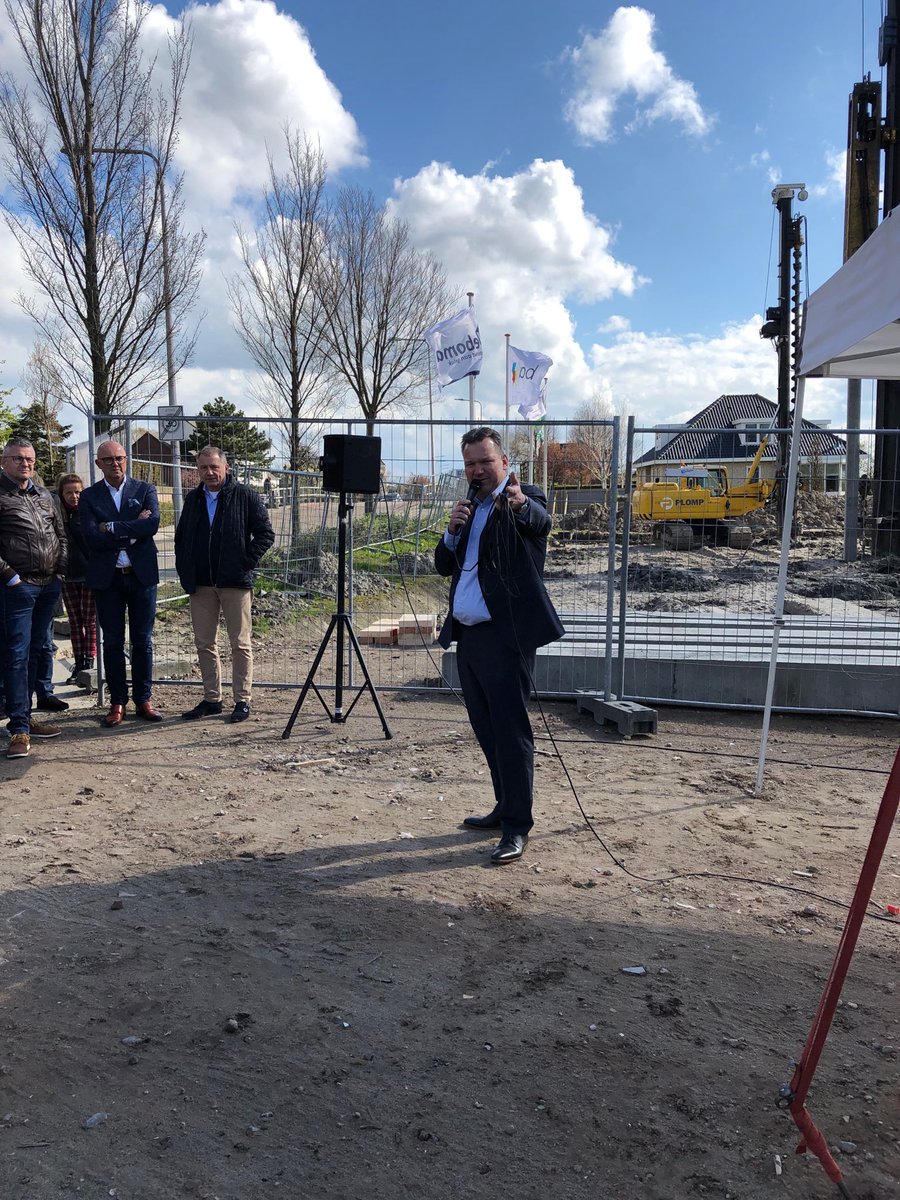 CGardien's tweet photo. Westland bouwt! Start bouw 41 appartementen en maisonnettes Het Gantelhuys in Poeldijk⁩. Mooi project van OBWZ ism met ⁦@Weboma⁩ en ⁦@GemWestland⁩ #wldebat https://t.co/GHTwbA0CEA