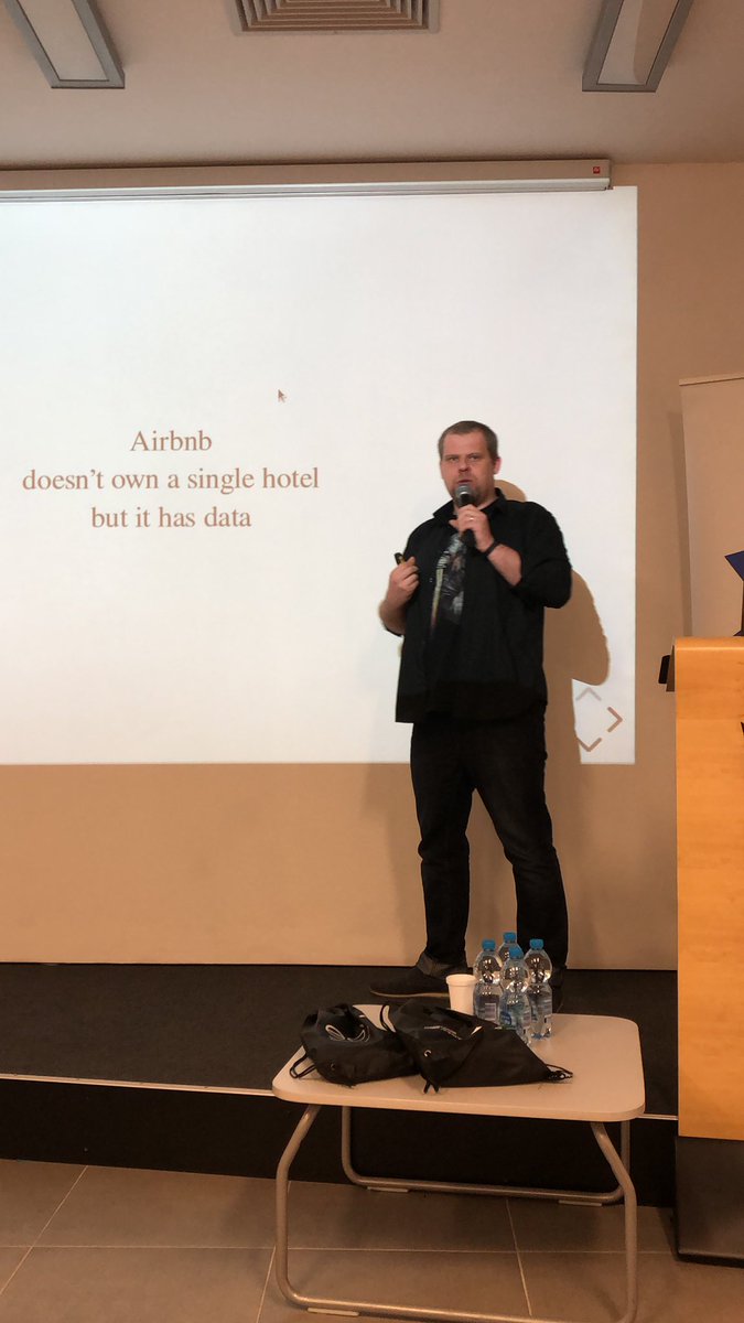 TechKlubKielce's tweet photo. „@Airbnb nie posiada żadnego hotelu, @Spotify nie nagrywa muzyki, przykłady można mnożyć ale jedyne co się teraz liczy to DANE” - @j_palka na #TechKlub https://t.co/p84Wcnk5R9