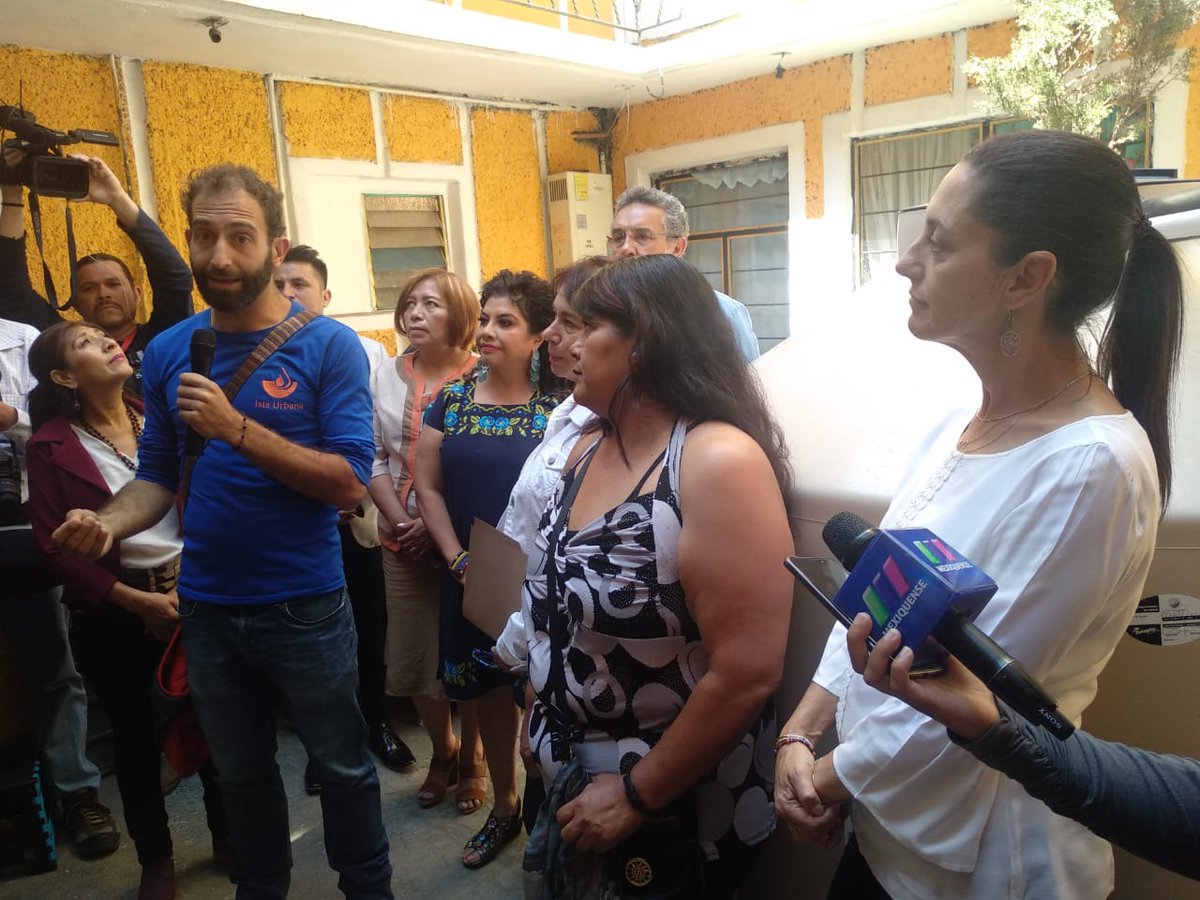 El día de hoy presenta <a href="/Claudiashein/">Claudia Sheinbaum Pardo</a> el Programa Sistemas de Captación de Lluvia en la #CDMX. 10,000 familias se abastecerán de agua limpia con cada aguacero que nos caiga.
Un cambio de paradigma en el abasto de #agua está iniciando.
#CiudadDeMexicoCaptaLaLluvia
#CaptaLaLluvia 🌧️