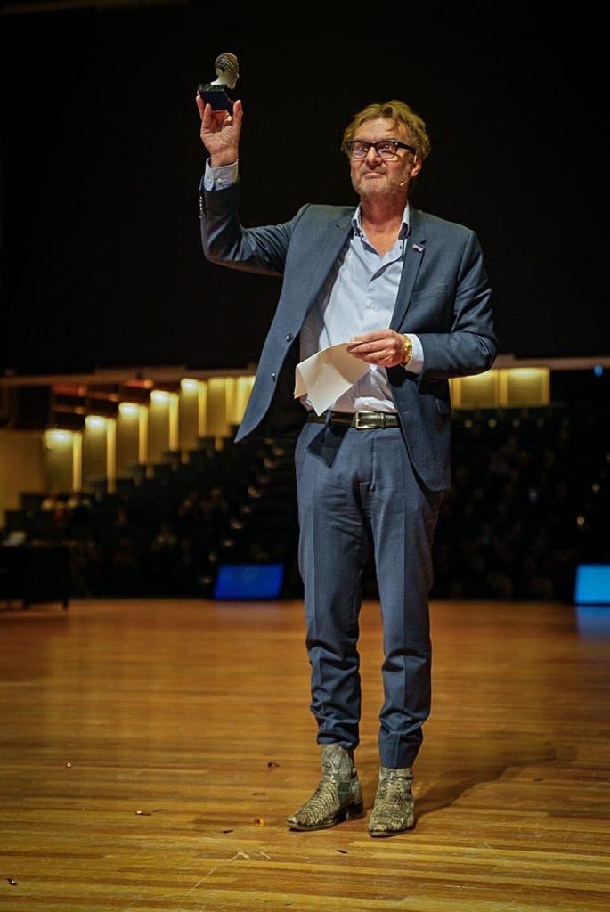 Vandaag ontving ik het erelidmaatschap van de Nederlandse Vereniging voor Psychiatrie tijdens #voorjaarscongres2019⁦. Ben diep onder de indruk en dankbaar voor de erkenning van <a href="/psychiaters/">Nederlandse Vereniging voor Psychiatrie (NVvP)</a> voor ons werk <a href="/113preventie/">113</a> op de weg naar een land zonder #zelfmoord.