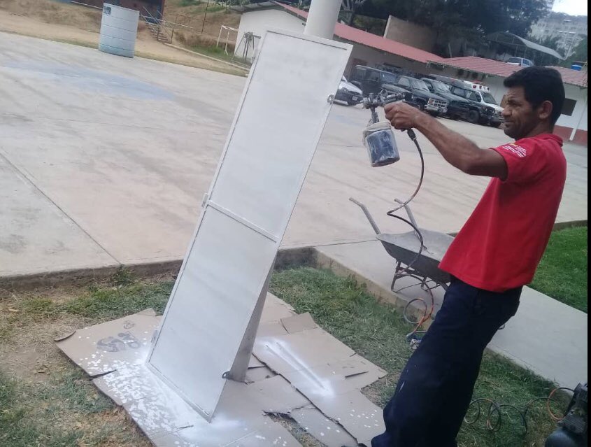EJB_EEENP's tweet photo. #HombresYMujeresDeHonor del Grupo de Trabajo de Ingeniería de la @EJB_EEENP @direducejb del @EjercitoFANB efectúan reparación, instalación y pintura a escaparates de la #TropaAlistada del Instituto en pro del bienestar de personal en el marco #CampañaNacionalNegroPrimero https://t.co/US1aUQFdiJ