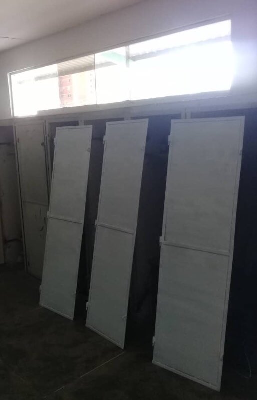 EJB_EEENP's tweet photo. #HombresYMujeresDeHonor del Grupo de Trabajo de Ingeniería de la @EJB_EEENP @direducejb del @EjercitoFANB efectúan reparación, instalación y pintura a escaparates de la #TropaAlistada del Instituto en pro del bienestar de personal en el marco #CampañaNacionalNegroPrimero https://t.co/US1aUQFdiJ