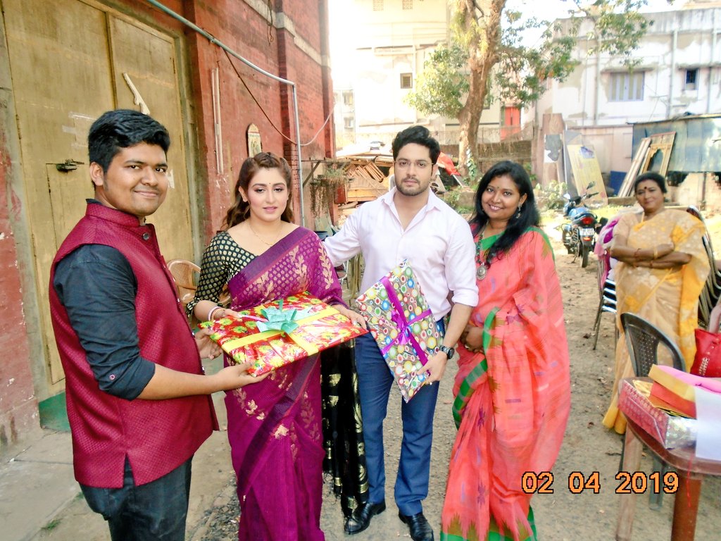 RahmanRownak's tweet photo. #এক_মাসের ব্যবধানে #দ্বিতীয় সাক্ষাৎ, দারুণ কিছু মুহূর্ত..#বাংলাদেশ থেকে গিয়ে দেখা করাটা সত্যিই ভাগ্যের ব্যাপার..সত্যি @VikramChatterje @Love_Oindrila তোমাদের ভালোবাসা,ব্যবহার আর আতিথেয়তা ভুলবার নয়🙏..অসাধারণ  💝#PhagunBou #MohulDeep #Love
#lovefromBangladesh 🇧🇩 https://t.co/zaFyUWYgwh