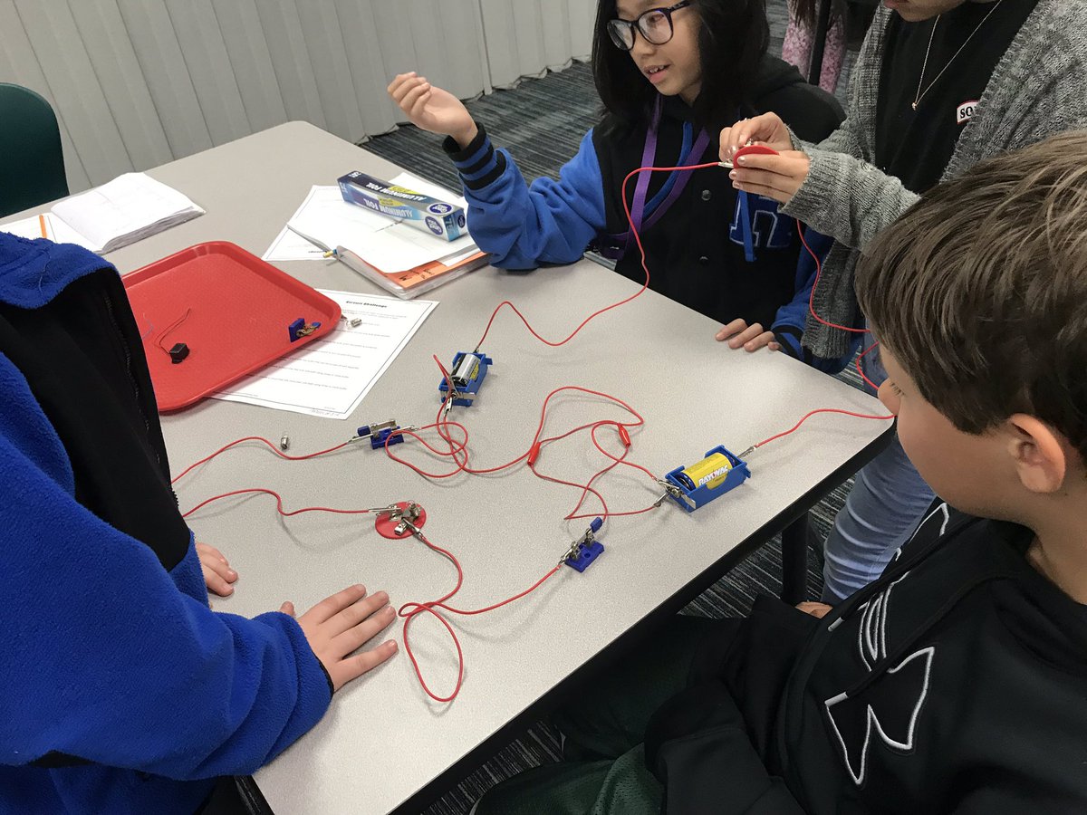 Nieman5sci's tweet photo. Students were challenged today to make different kinds of circuits! @CFISDLieder #CFISDSpirit #LeopardsShine https://t.co/vbL1NTQ7D4
