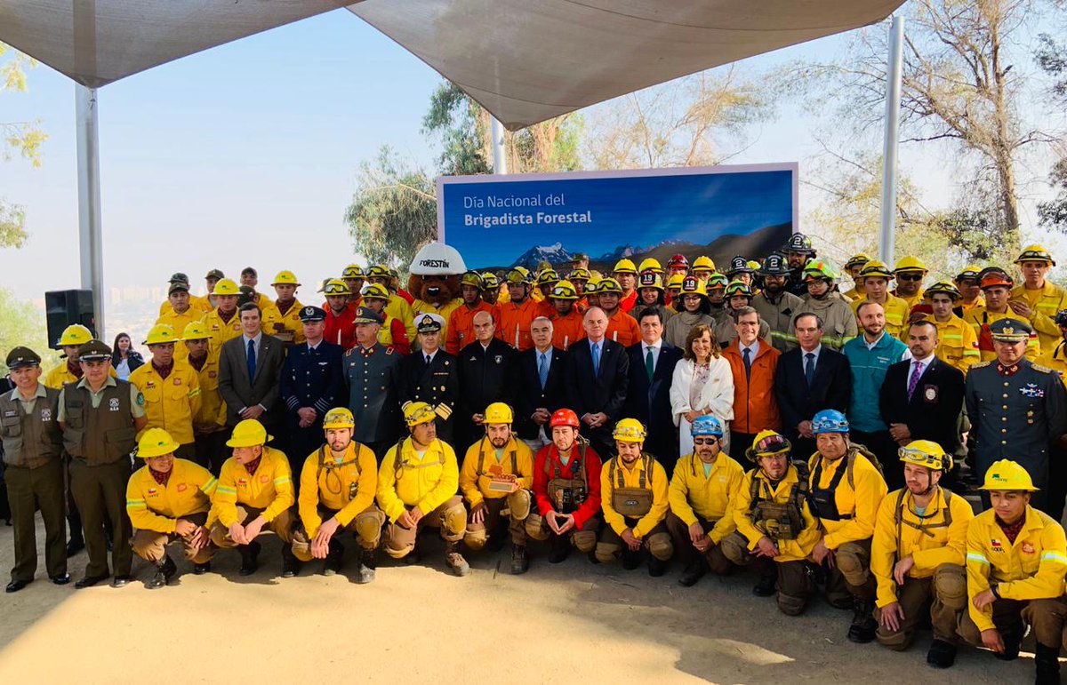 LODESTARONBASE's tweet photo. Hoy en la conmemoración del día del #BrigadistaForestal, el Ministro de Agricultura @antoniowalkerp junto a la Gerente de Protección contra Incendios Forestales de @conaf_minagri, Aída Baldini resaltaron la labor y el compromiso de las brigadas nocturnas de @Arauco_cl https://t.co/IdBPdBVV5V