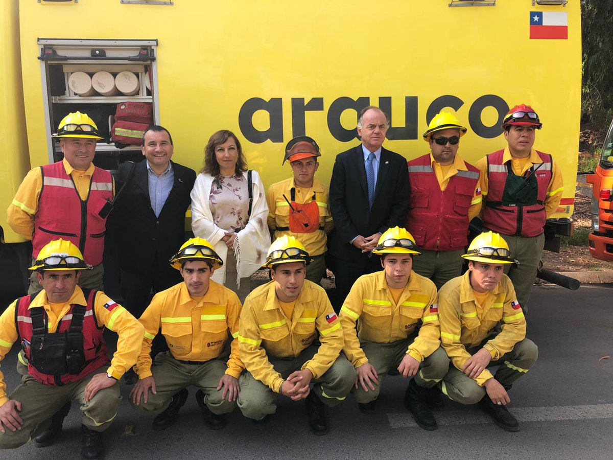 LODESTARONBASE's tweet photo. Hoy en la conmemoración del día del #BrigadistaForestal, el Ministro de Agricultura @antoniowalkerp junto a la Gerente de Protección contra Incendios Forestales de @conaf_minagri, Aída Baldini resaltaron la labor y el compromiso de las brigadas nocturnas de @Arauco_cl https://t.co/IdBPdBVV5V