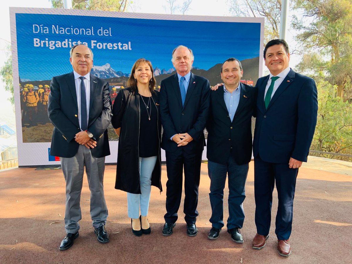 LODESTARONBASE's tweet photo. Hoy en la conmemoración del día del #BrigadistaForestal, el Ministro de Agricultura @antoniowalkerp junto a la Gerente de Protección contra Incendios Forestales de @conaf_minagri, Aída Baldini resaltaron la labor y el compromiso de las brigadas nocturnas de @Arauco_cl https://t.co/IdBPdBVV5V