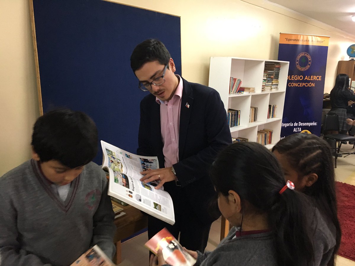 Educbiobio's tweet photo. Biblioteca del Colegio Los Alerces del Sector Temístocles Rojas de Concepción cuenta con 600 nuevos ejemplares 📘📗📕
Iniciativa impulsada por @Educbiobio y @EcoLibrosChile ♻️ 
A disfrutar la magia de la lectura y el conocimiento 🔎
@fdopena https://t.co/1XSPTUO69n