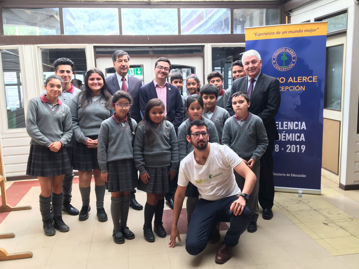 Educbiobio's tweet photo. Biblioteca del Colegio Los Alerces del Sector Temístocles Rojas de Concepción cuenta con 600 nuevos ejemplares 📘📗📕
Iniciativa impulsada por @Educbiobio y @EcoLibrosChile ♻️ 
A disfrutar la magia de la lectura y el conocimiento 🔎
@fdopena https://t.co/1XSPTUO69n